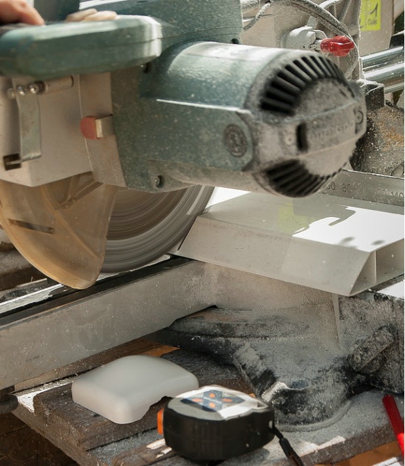 Precision saw blade for cutting aluminum