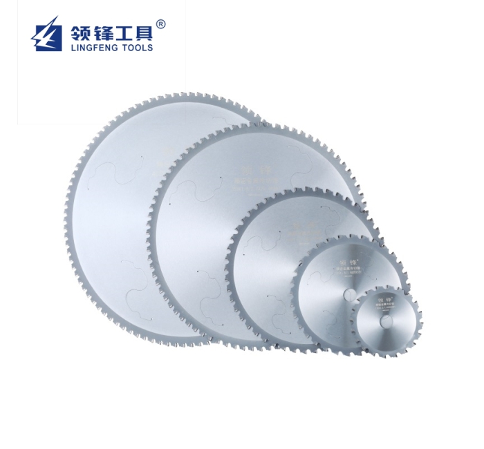 Precision saw blade for cutting metal