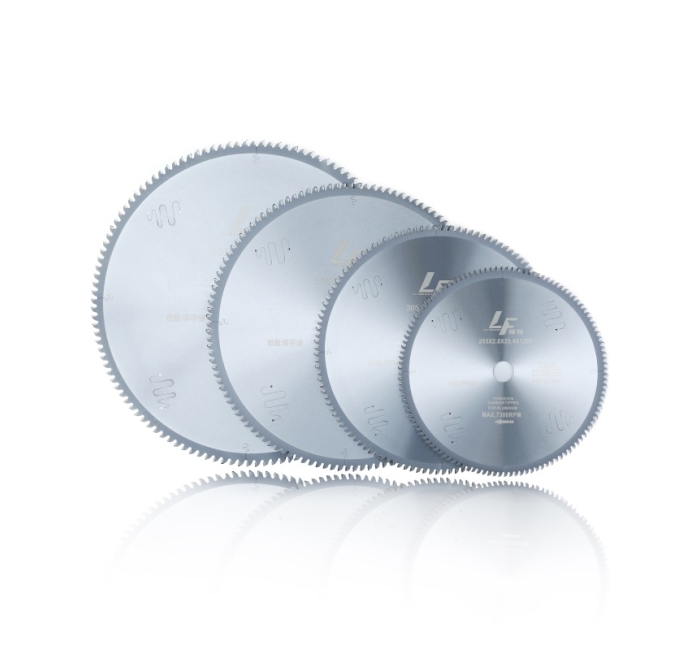 Precision saw blade for cutting aluminum